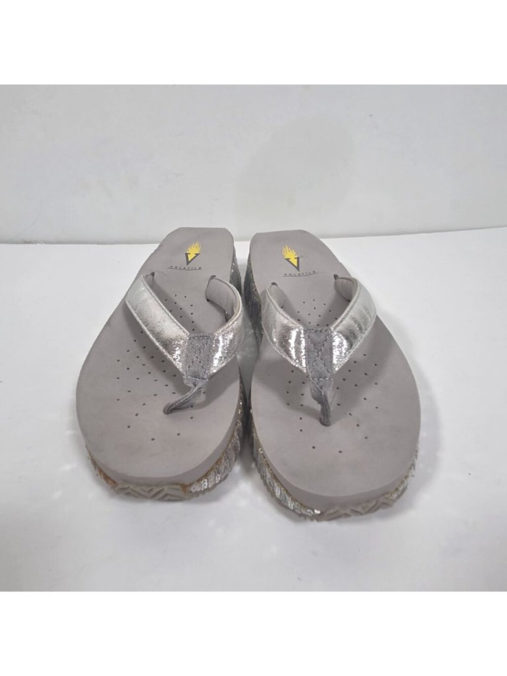 Volatile Eleanor Silver Flip Flop Thong Sandals Size 7 - Picture 2 of 6